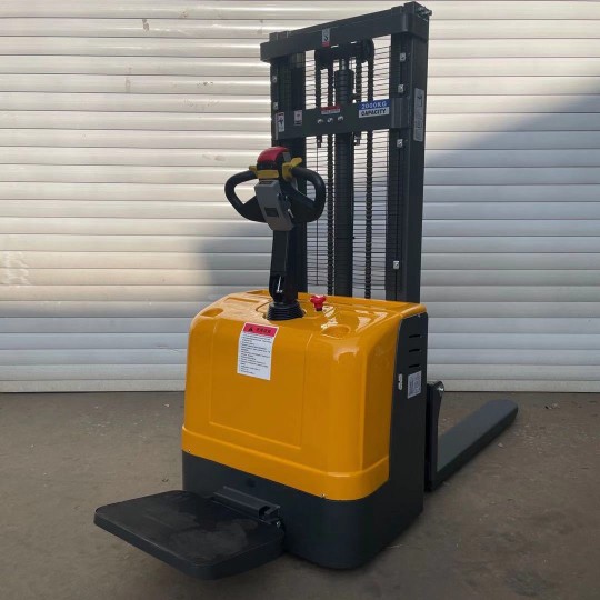 1,5 Tonnen Elektrischer Stand- – Electric Forklift Bewertung und Preis